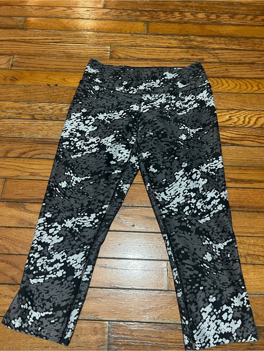Nike Black & Gray Patterned Capri Leggings for Kids